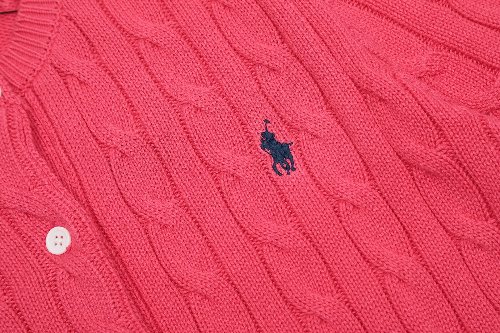 🅿️176 "Top quality" Style number: DS021# (not off the shelves all year round) [Ralph Lauren round neck cardigan solid color pony embroidered logo knitted short sleeves] ✅Ralph Lauren classic basic versatile all-season cardigan knitted short sleeves ✅Main supplier platform live broadcast Wholesale entities Replenish when out of stock Not off the shelves ✅ZP quality 1:1 version Scan the code to enter the GF website Counter quality ✅Details and quality are the only one in Guangzhou. Imported quality cotton yarn, focusing on high-end, cost-effective. Needless to say good quality. ✅The version is restored to the original order. The maximum size can be worn up to 160 pounds. Loose, comfortable and stress-free.
